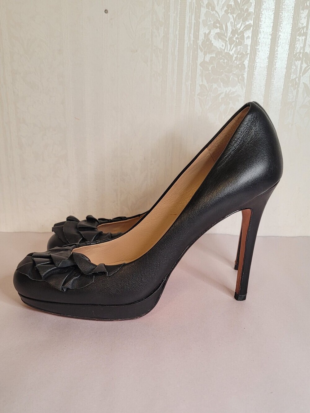 Ann Taylor Black Leather Ruffle Pumps Size 7.5 - Picture 5 of 9